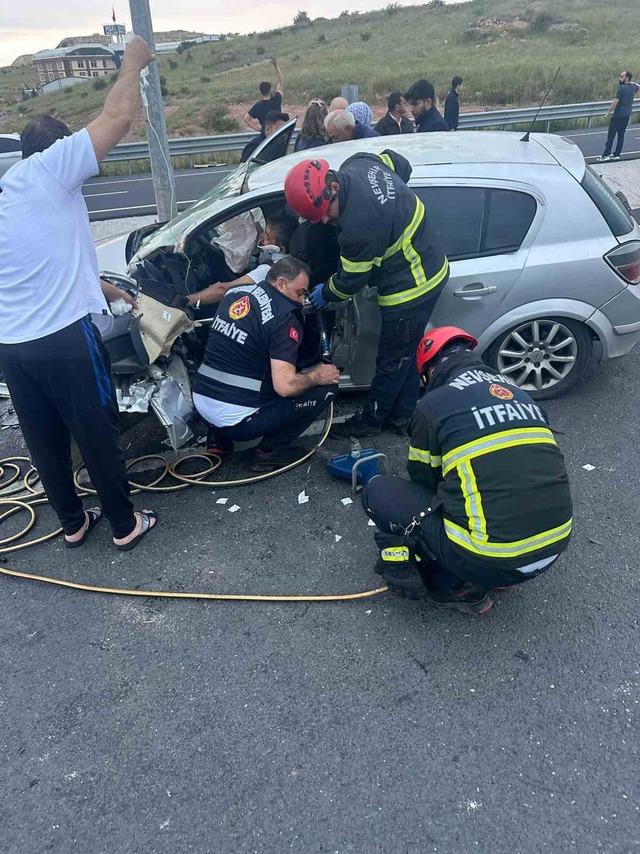 Nevşehir&rsquo;de otomobil direğe &ccedil;arptı: 1 &ccedil;ocuk &ouml;l&uuml;, 3 yaralı 4