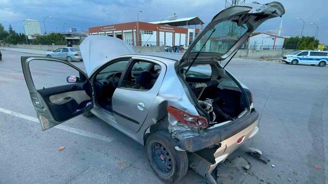 Karaman’da iki otomobil çarpıştı: 1 yaralı 3