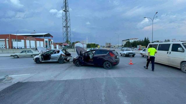 Karaman’da iki otomobil çarpıştı: 1 yaralı 1
