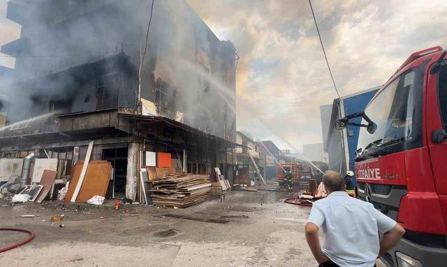 Samsun’da 3 katlı marangoz atölyesi alevlere teslim oldu 5