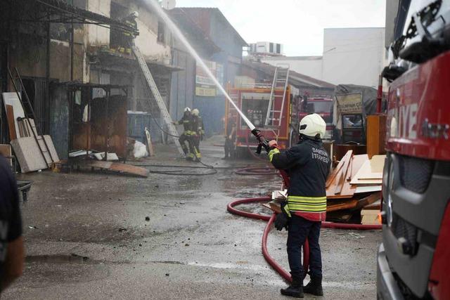 Samsun’da 3 katlı marangoz atölyesi alevlere teslim oldu 3
