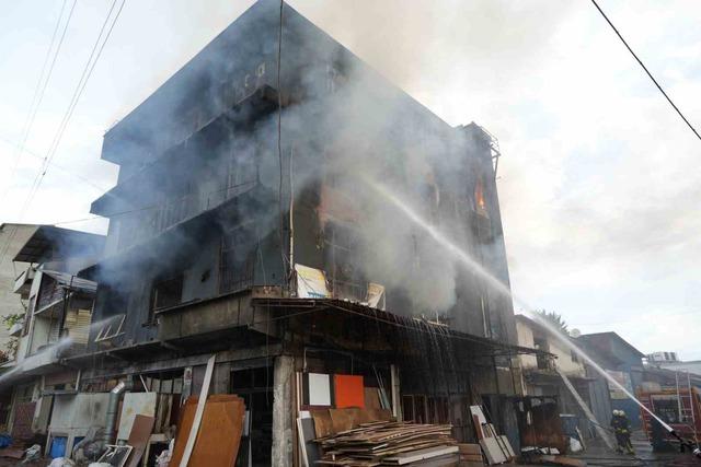 Samsun’da 3 katlı marangoz atölyesi alevlere teslim oldu 2