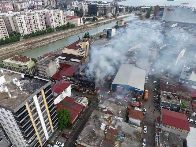 Samsun’da 3 katlı marangoz atölyesi alevlere teslim oldu 1