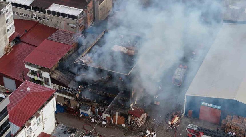 Samsun&rsquo;da 3 katlı marangoz at&ouml;lyesi alevlere teslim oldu