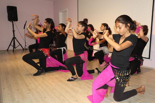 Roman kız &ccedil;ocukları, Hint dansı &ouml;ğreniyor 1