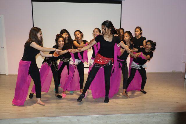 Roman kız &ccedil;ocukları, Hint dansı &ouml;ğreniyor 2