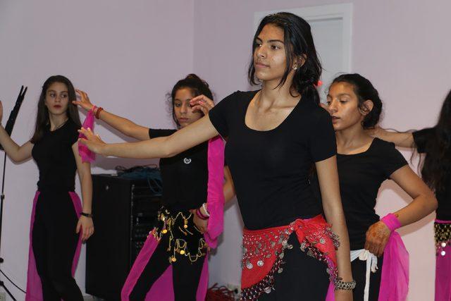 Roman kız &ccedil;ocukları, Hint dansı &ouml;ğreniyor 3