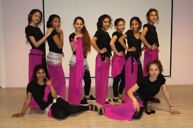 Roman kız &ccedil;ocukları, Hint dansı &ouml;ğreniyor 4