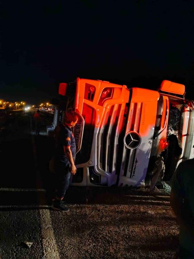 Siirt’te tır devrildi: 3 yaralı 4