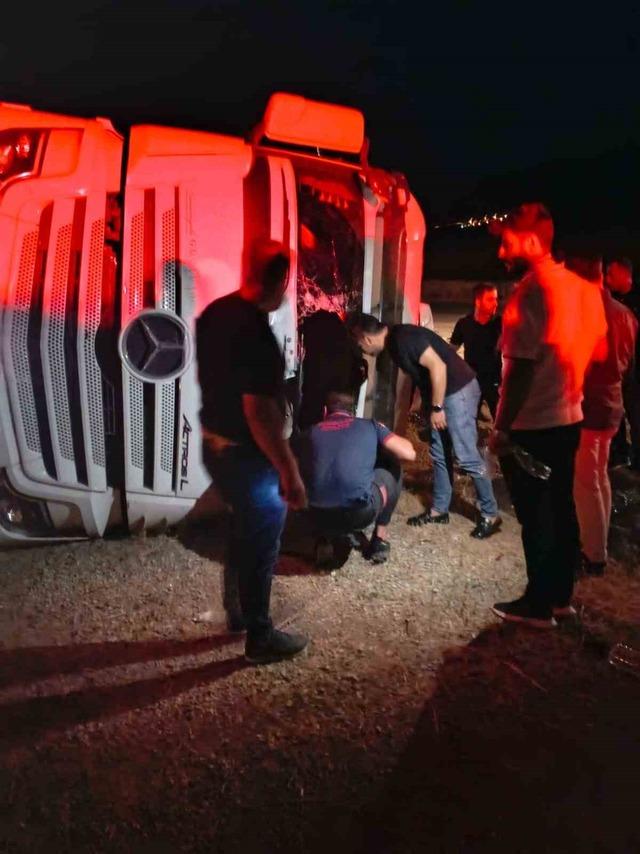 Siirt’te tır devrildi: 3 yaralı 3