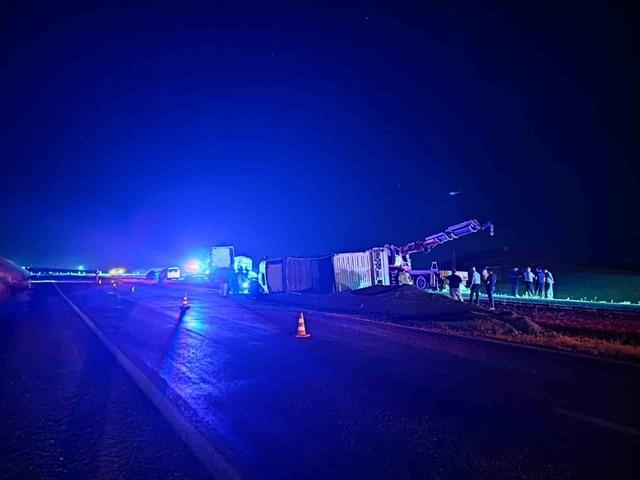 Siirt’te tır devrildi: 3 yaralı 1