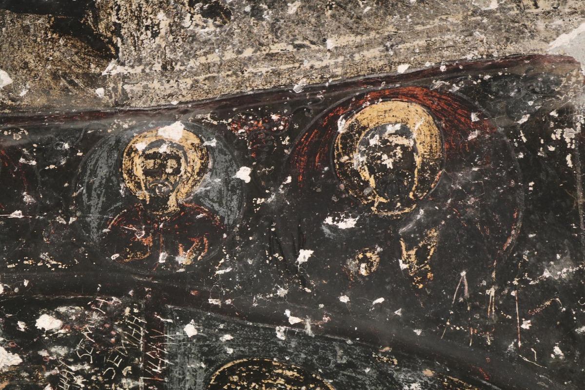 Kayanın içine inşa etmişler: İçeriye sadece tepeden giriliyor! 1100 yıllık 3