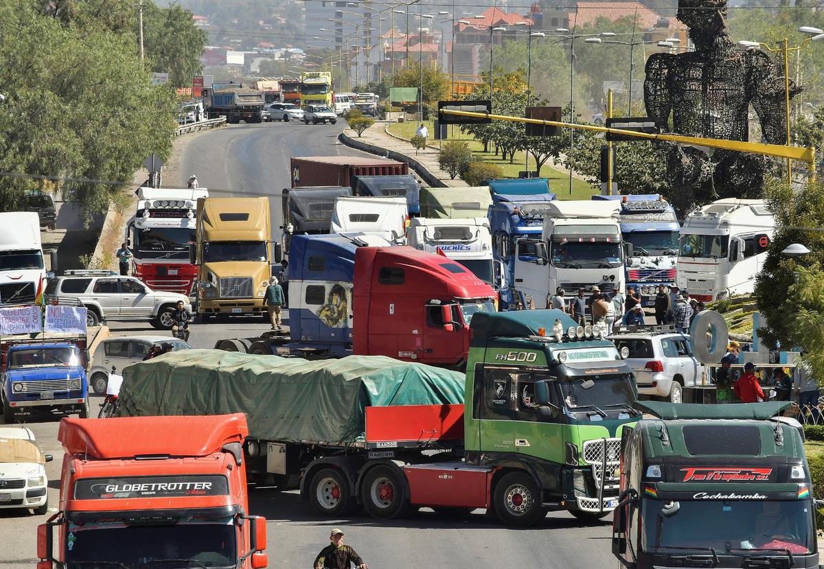 Protestolar OHAL i getirdi: Bolivya yangın yeri! Kamyonlarla yolları kapattılar 2