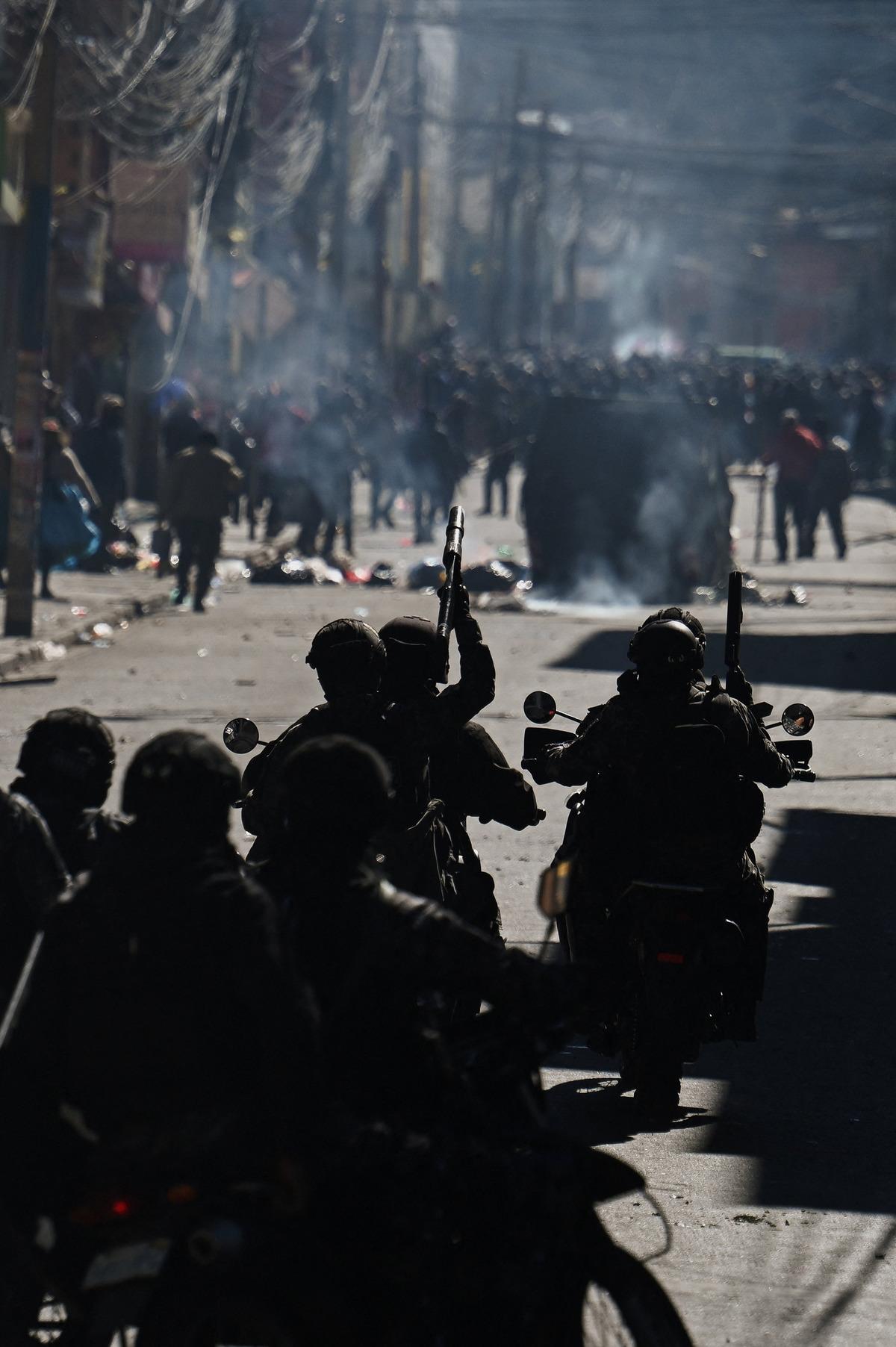 Protestolar OHAL i getirdi: Bolivya yangın yeri! Kamyonlarla yolları kapattılar 1