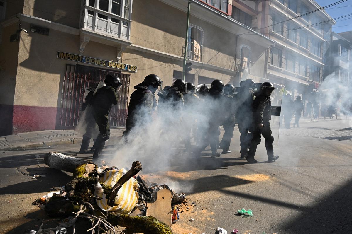 Protestolar OHAL i getirdi: Bolivya yangın yeri! Kamyonlarla yolları kapattılar 6