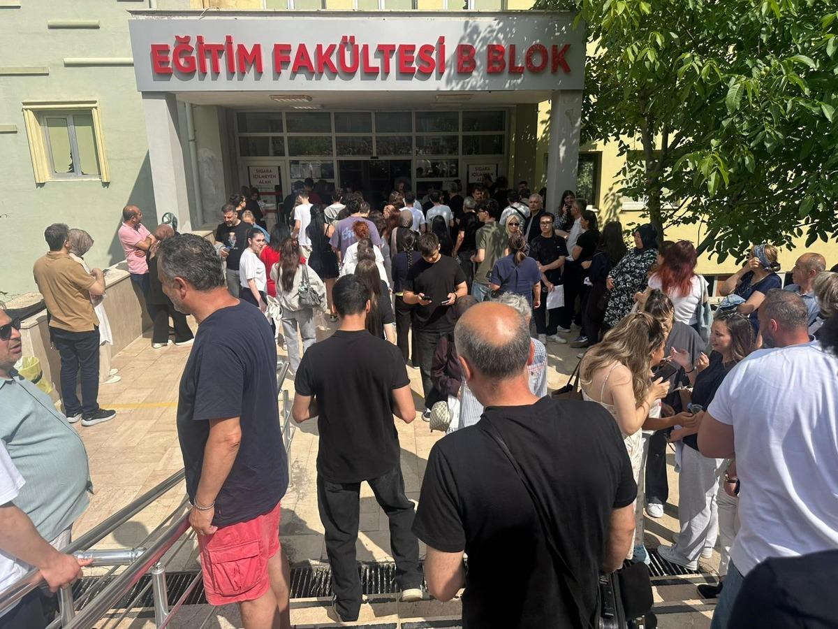 YKS’de film gibi son dakikalar: El frenini unutup koşan da vardı, kapıda kalan da! 4