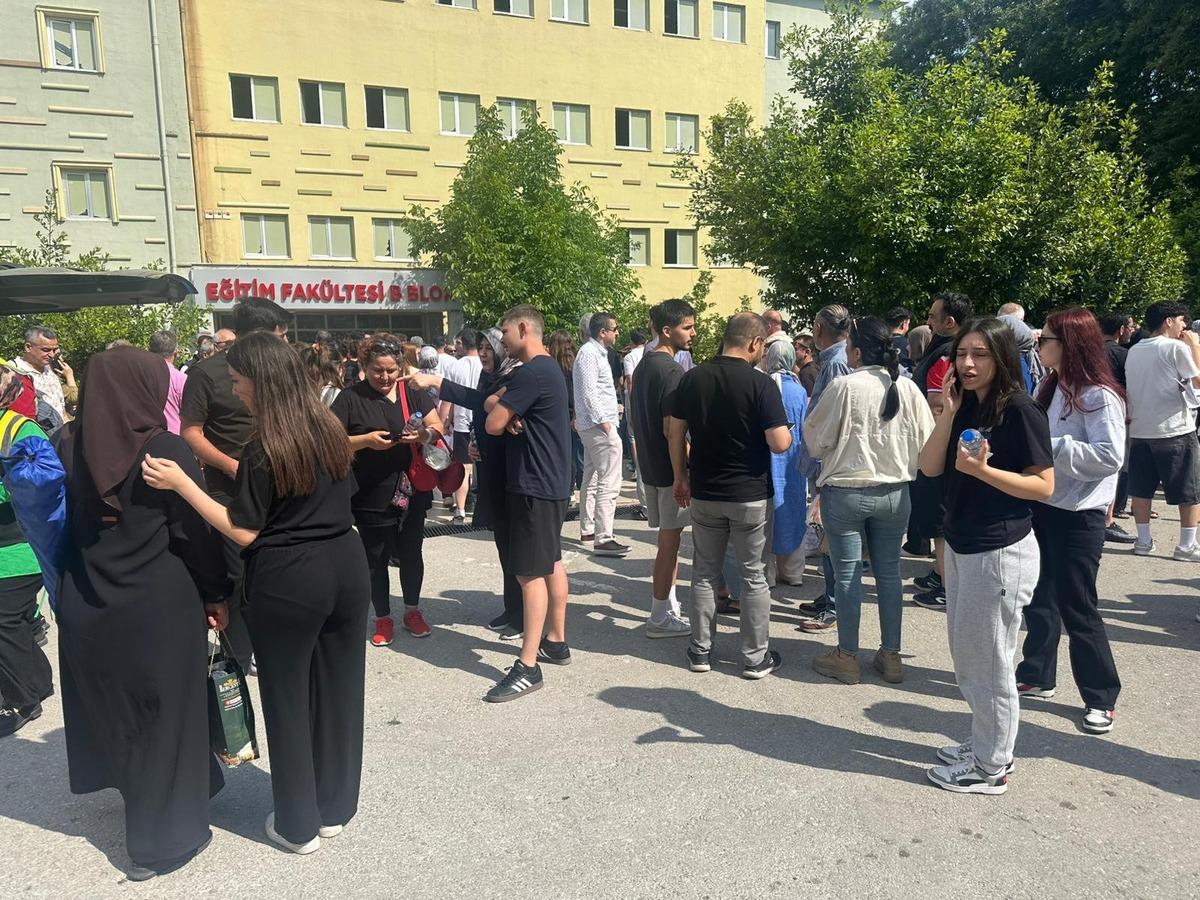 YKS’de film gibi son dakikalar: El frenini unutup koşan da vardı, kapıda kalan da! 2