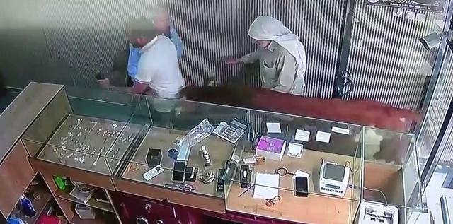 Sahibinden ka&ccedil;an dana kuyumcu d&uuml;kk&acirc;nına girdi 1