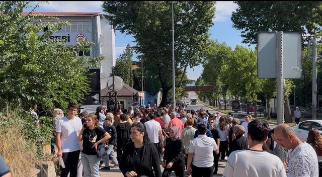 10 saniyeyle hayalleri kapıda kaldı: YKS&rsquo;ye ge&ccedil; kalan &ouml;ğrencinin &uuml;z&uuml;nt&uuml;s&uuml; kameraya yansıdı 6