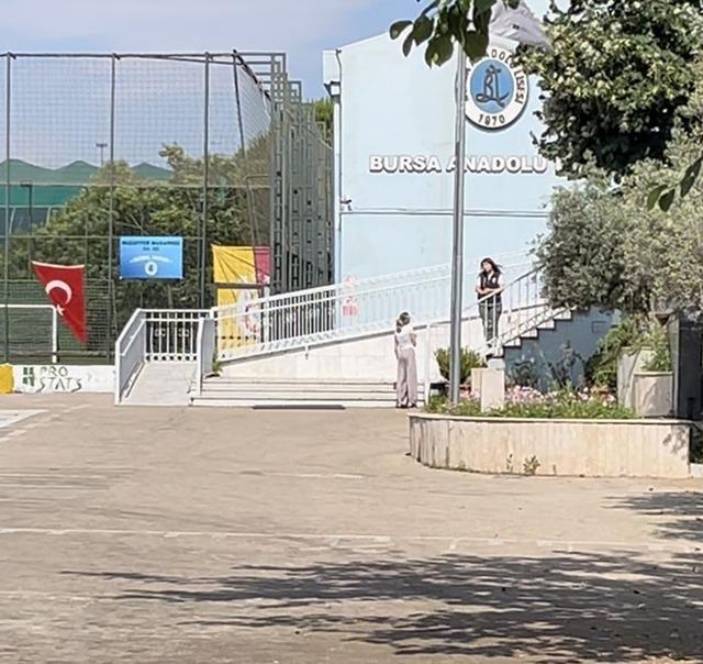 10 saniyeyle hayalleri kapıda kaldı: YKS&rsquo;ye ge&ccedil; kalan &ouml;ğrencinin &uuml;z&uuml;nt&uuml;s&uuml; kameraya yansıdı 5