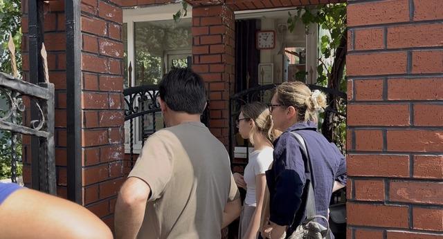 10 saniyeyle hayalleri kapıda kaldı: YKS&rsquo;ye ge&ccedil; kalan &ouml;ğrencinin &uuml;z&uuml;nt&uuml;s&uuml; kameraya yansıdı 3