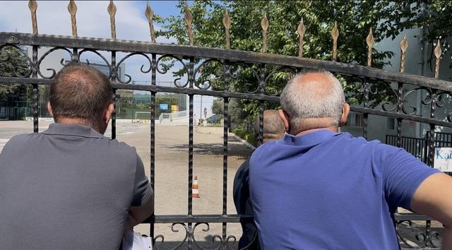 10 saniyeyle hayalleri kapıda kaldı: YKS&rsquo;ye ge&ccedil; kalan &ouml;ğrencinin &uuml;z&uuml;nt&uuml;s&uuml; kameraya yansıdı 1