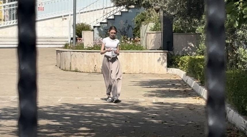 10 saniyeyle hayalleri kapıda kaldı: YKS&rsquo;ye ge&ccedil; kalan &ouml;ğrencinin &uuml;z&uuml;nt&uuml;s&uuml; kameraya yansıdı