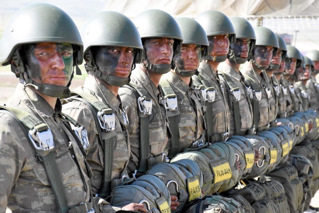 Erciyes'teki hava indirme tatbikatı nefes kesti