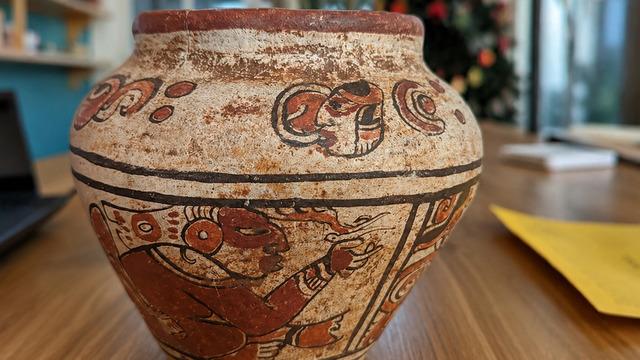 185 liraya aldığı vazo 1200 yıllık tarihi eser çıktı! Yıllarca evinin rafında sergilemiş
