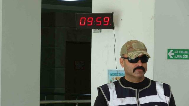 Sınavı saniyelerle ka&ccedil;ırdı, denemedik kapı bırakmadı 8