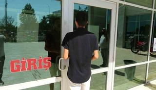 Sınavı saniyelerle ka&ccedil;ırdı, denemedik kapı bırakmadı