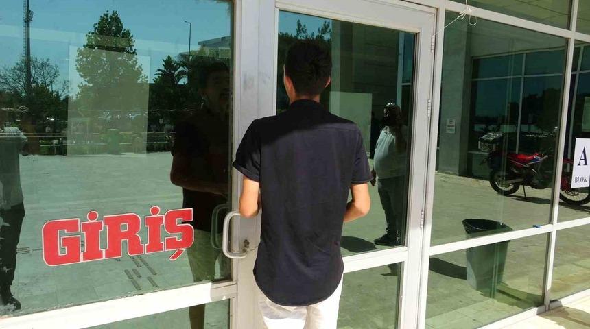 Sınavı saniyelerle ka&ccedil;ırdı, denemedik kapı bırakmadı