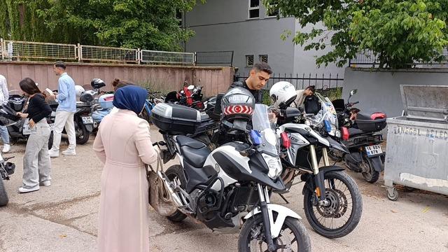 Bursa’da yanlış okula gelen adayların yardımına polis koştu 4