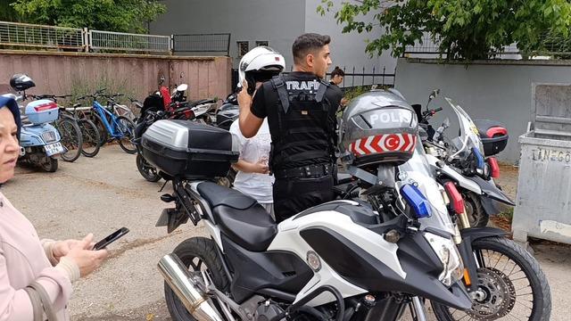 Bursa’da yanlış okula gelen adayların yardımına polis koştu 1
