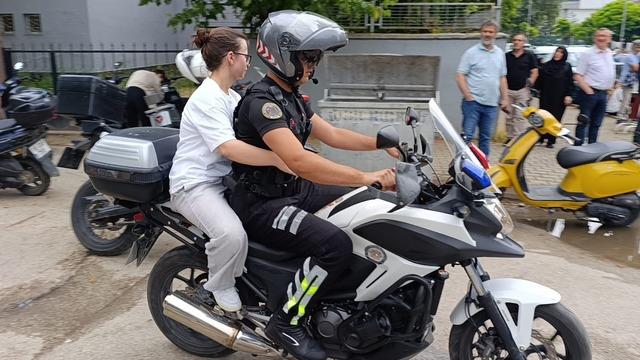 Bursa’da yanlış okula gelen adayların yardımına polis koştu 3