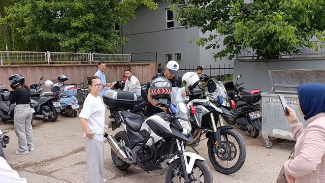 Bursa’da yanlış okula gelen adayların yardımına polis koştu 2