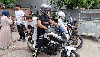 Bursa&rsquo;da yanlış okula gelen adayların yardımına polis koştu