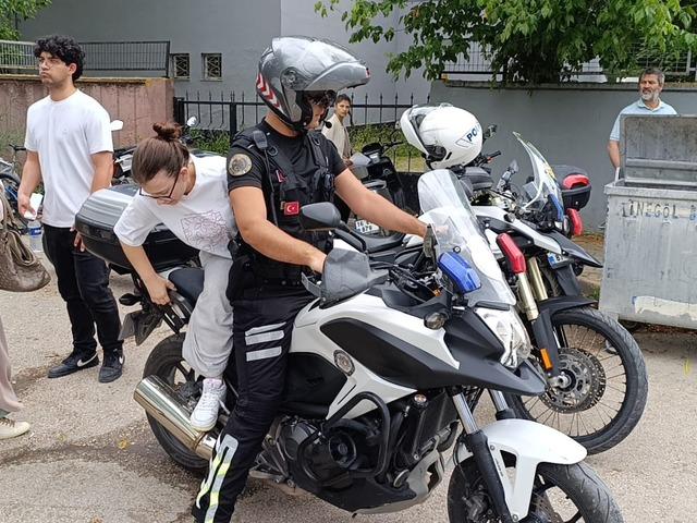 Bursa&rsquo;da yanlış okula gelen adayların yardımına polis koştu