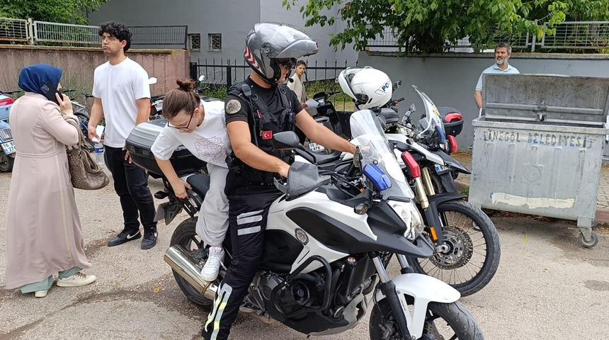 Bursa&rsquo;da yanlış okula gelen adayların yardımına polis koştu