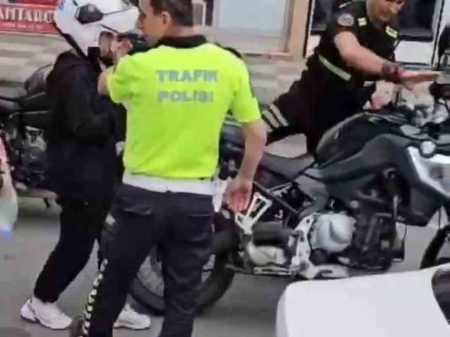 Trabzon&rsquo;da YKS&rsquo;ye yetişemeyen adayların yardımına polis ekipleri koştu