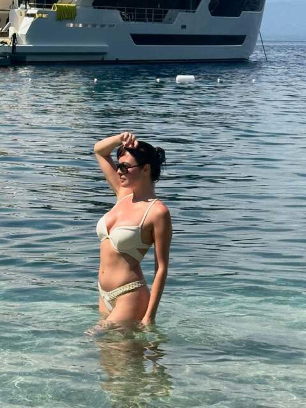 Melis Sezen tatile çıktı! Bikinisini giyip fiziğini sergiledi 6