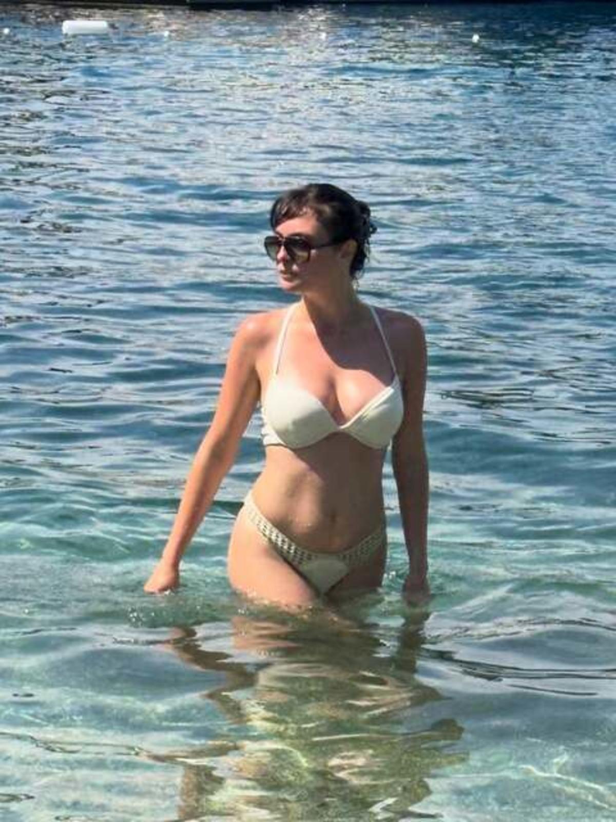 Melis Sezen tatile çıktı! Bikinisini giyip fiziğini sergiledi 5