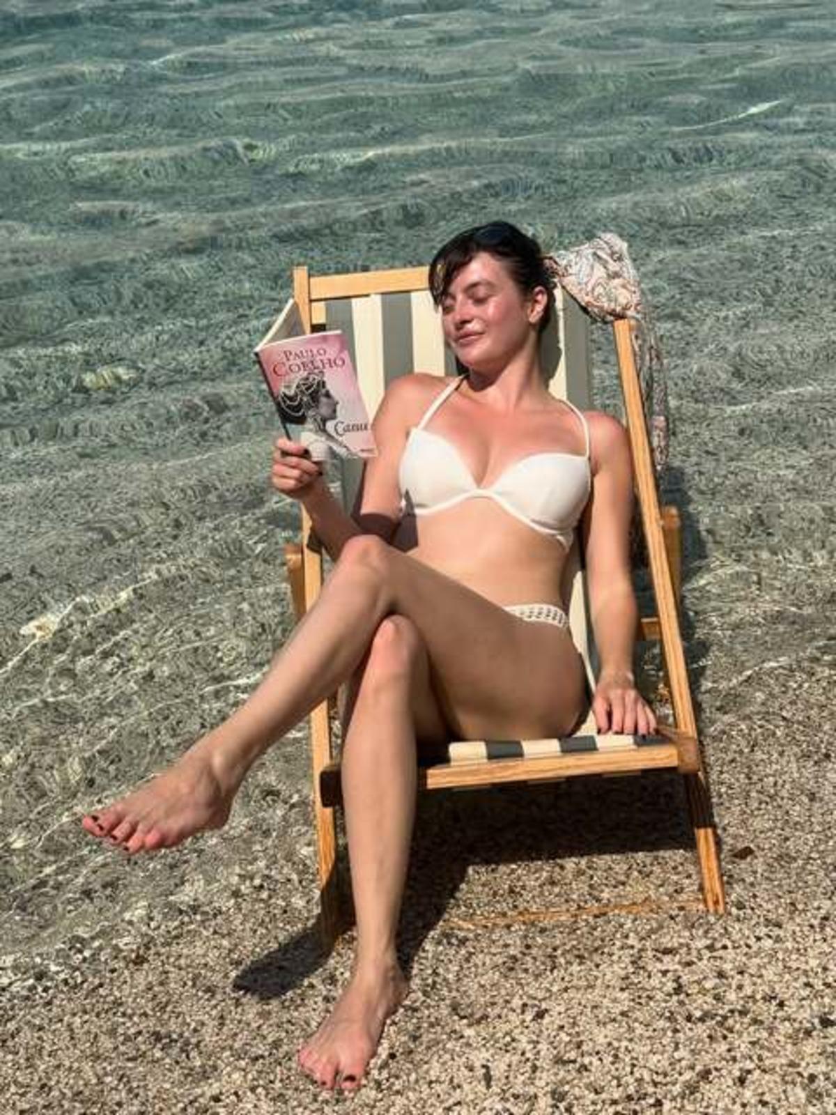 Melis Sezen tatile çıktı! Bikinisini giyip fiziğini sergiledi 4