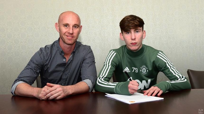 Manchester United, James Garner'e imzayı attırdı