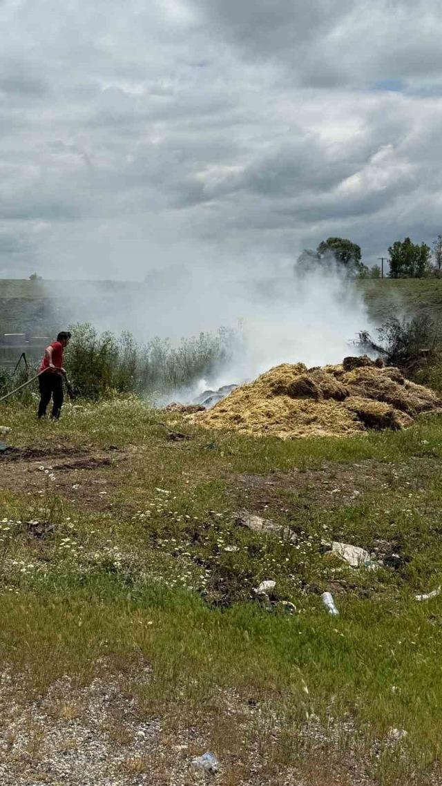 Boş arazideki atık samanlar alev aldı 3