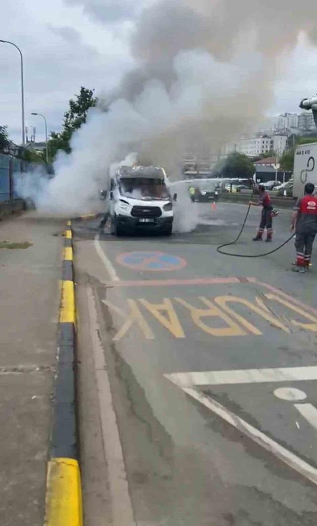 Trabzon&rsquo;da seyir halindeki dolmuş minib&uuml;s&uuml; alevlere teslim oldu 2