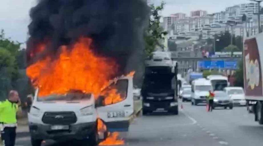 Trabzon&rsquo;da seyir halindeki dolmuş minib&uuml;s&uuml; alevlere teslim oldu
