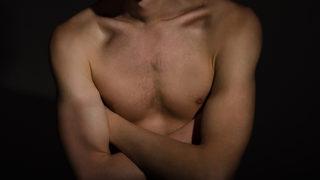 Bu kez erkekler memelerini saklıyor!