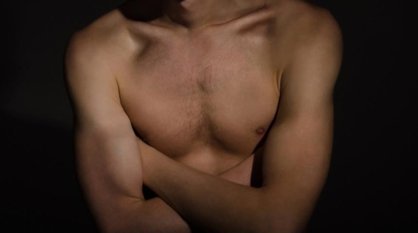 Bu kez erkekler memelerini saklıyor!