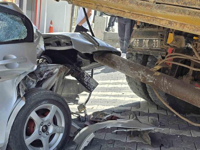Freni tutmayan kamyon 4 araca &ccedil;arparak durdu 5